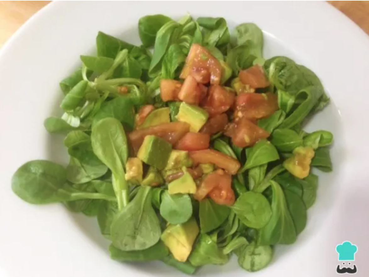 Ensalada de berros, tomate y aguacate con pollo en lata y vasito de arroz al curry.